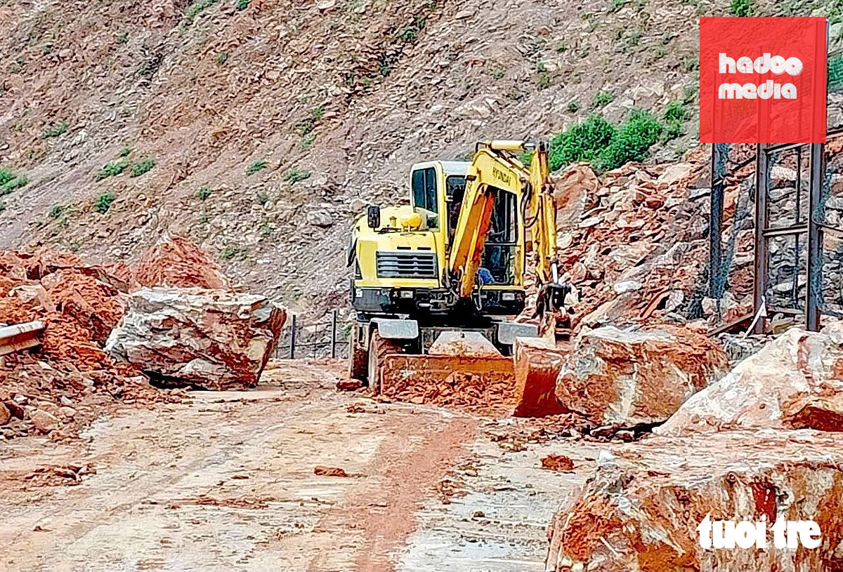 Chính quyền xã Mường Típ, Nghệ An huy động máy móc dọn dẹp đất đá sạt lở - Ảnh: TÂM PHẠM