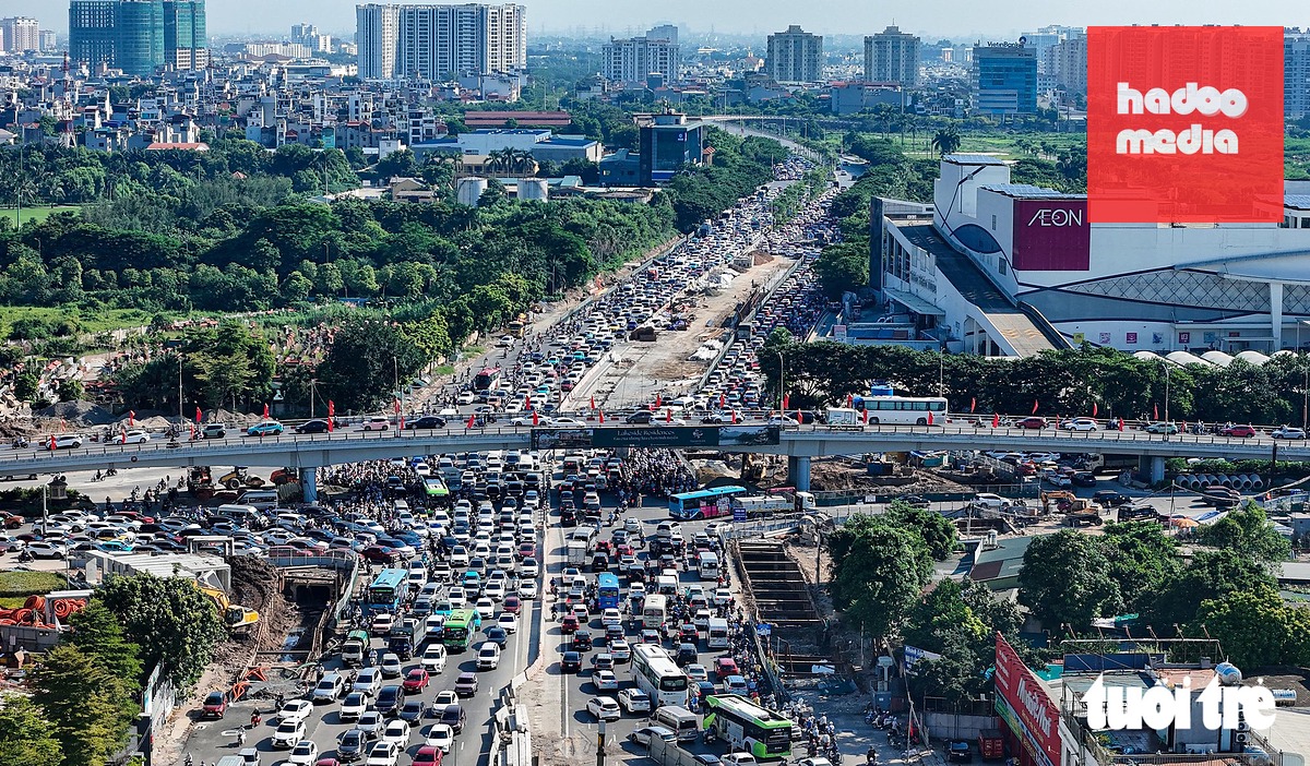 Ùn tắc tại khu vực lối dẫn cầu Vĩnh Tuy sáng sớm 3-9 - Ảnh: HỒNG QUANG