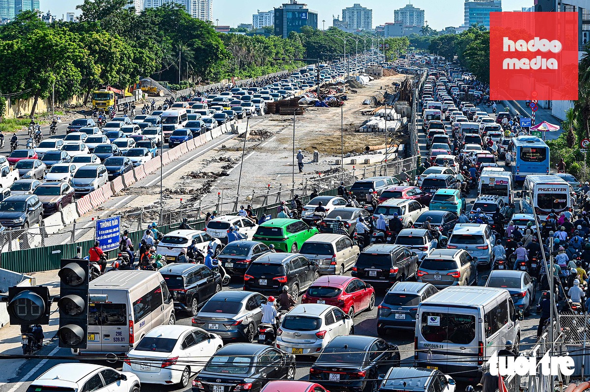 Cầu Vĩnh Tuy ùn tắc nghiêm trọng ngày đầu đi làm sau lễ, nhiều người mất cả tiếng qua cầu