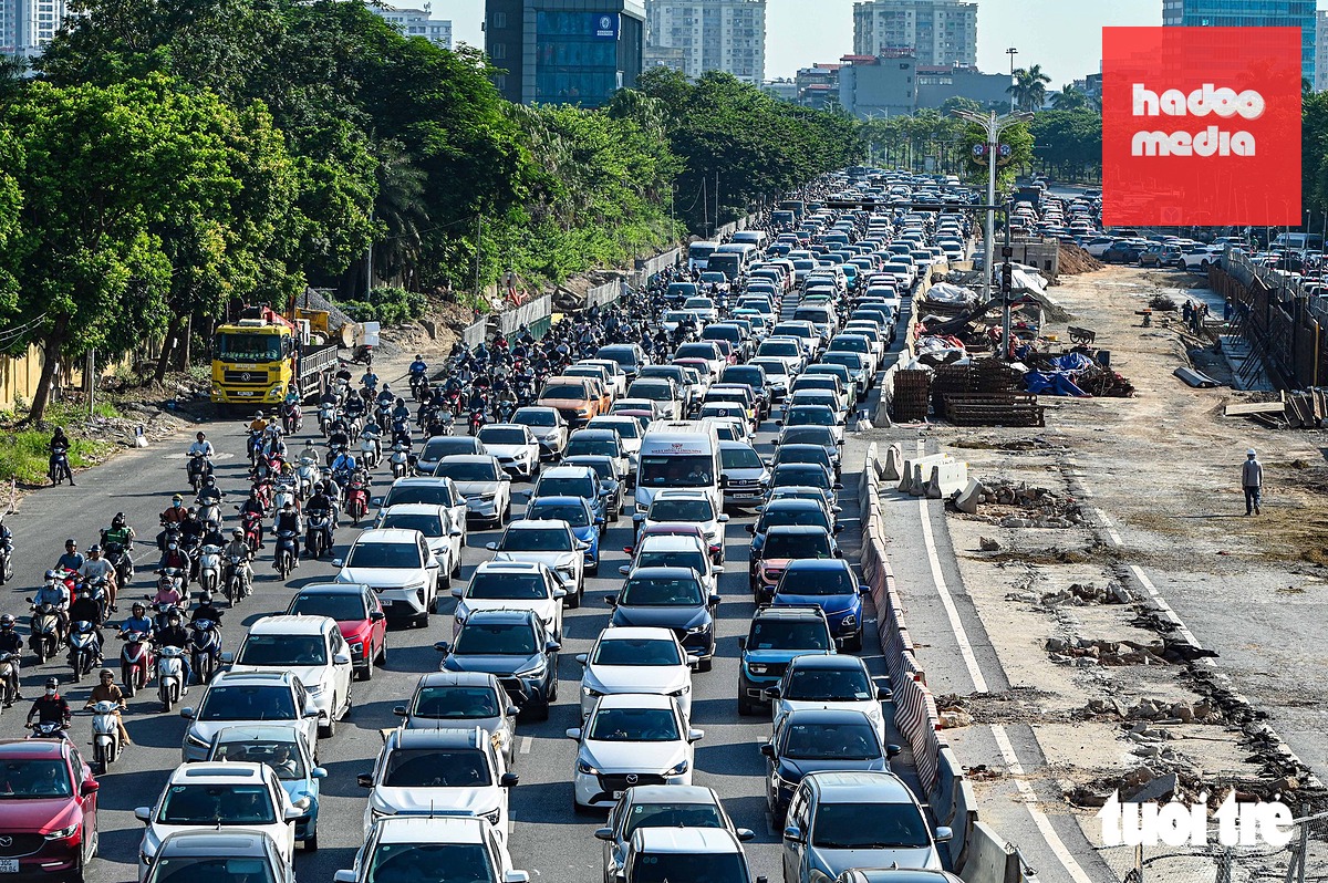 Cầu Vĩnh Tuy ùn tắc nghiêm trọng ngày đầu đi làm sau lễ, nhiều người mất cả tiếng qua cầu