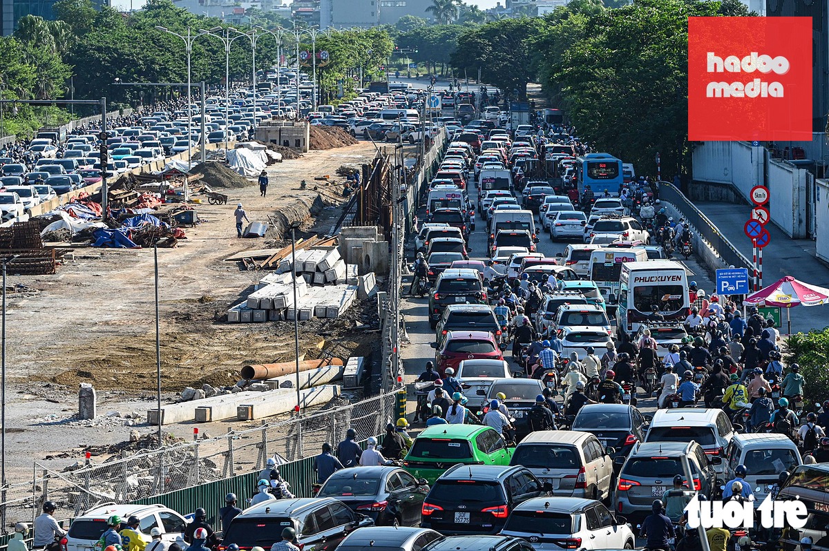 Cầu Vĩnh Tuy ùn tắc nghiêm trọng ngày đầu đi làm sau lễ, nhiều người mất cả tiếng qua cầu