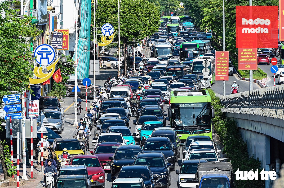 Cầu Vĩnh Tuy ùn tắc nghiêm trọng ngày đầu đi làm sau lễ, nhiều người mất cả tiếng qua cầu