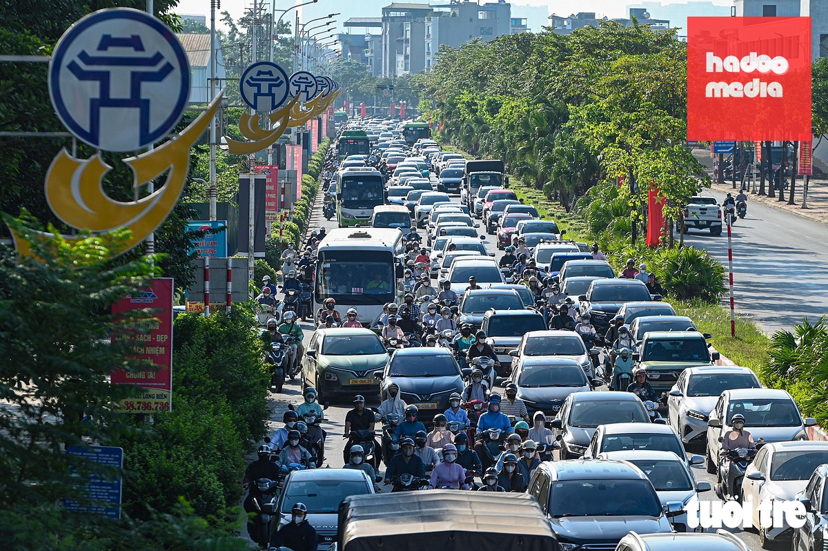 Cầu Vĩnh Tuy ùn tắc nghiêm trọng ngày đầu đi làm sau lễ, nhiều người mất cả tiếng qua cầu