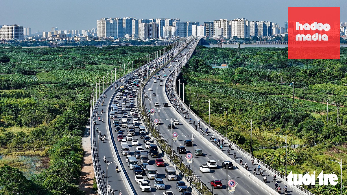 Dòng ô tô ùn dài nhích từng chút để qua cầu Vĩnh Tuy lúc 8h30 sáng 2-9