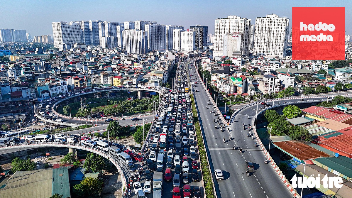 Ở chiều ngược lại, các phương tiện từ nội đô đi cầu Vĩnh Tuy cũng gặp tình trạng tương tự. Dòng xe kéo dài trên đường Minh Khai, nhiều thời điểm gần như không thể di chuyển nhanh