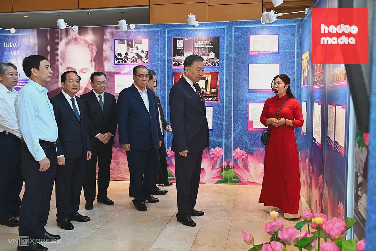 Tổng Bí thư, Chủ tịch nước Tô Lâm cùng lãnh đạo, nguyên lãnh đạo Đảng, Nhà nước thăm triển lãm "Những tấm gương bình dị mà cao quý" trước hội nghị. Ảnh: Giang Huy