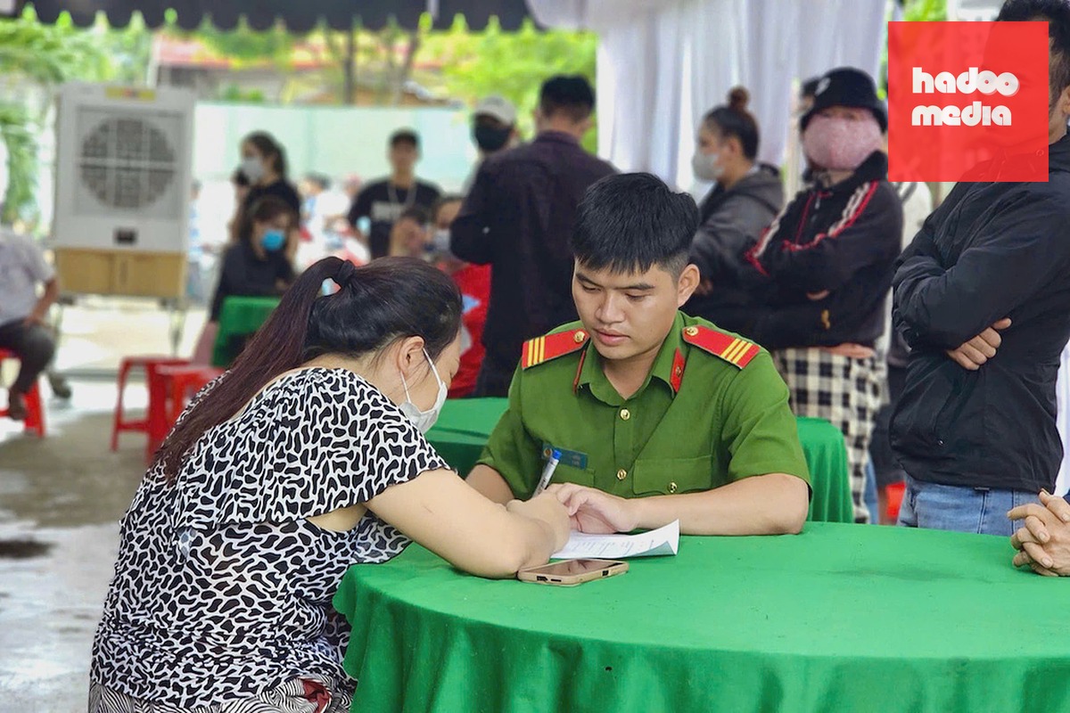 Công an lấy lời khai hàng xóm phục vụ điều tra. Ảnh: Phạm Hải
