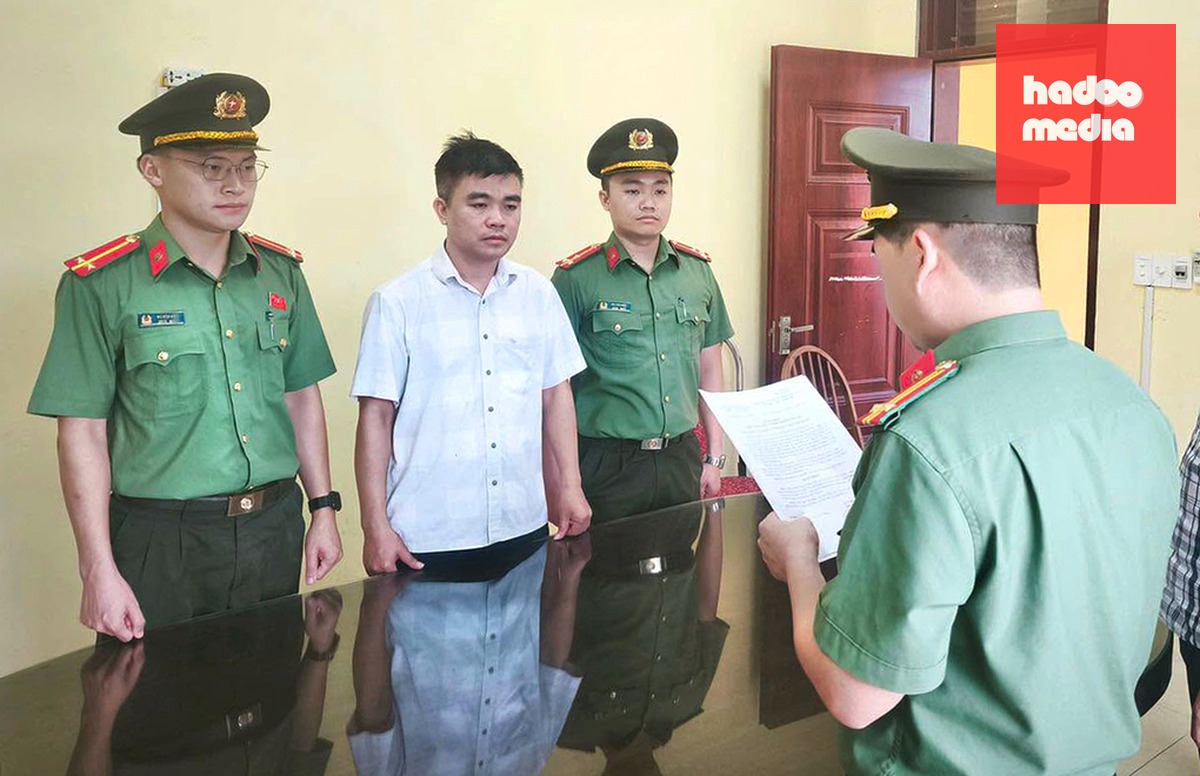 Cơ quan An ninh tống đạt quyết định khởi tố Nguyễn Văn Năm. Ảnh: Công an cung cấp