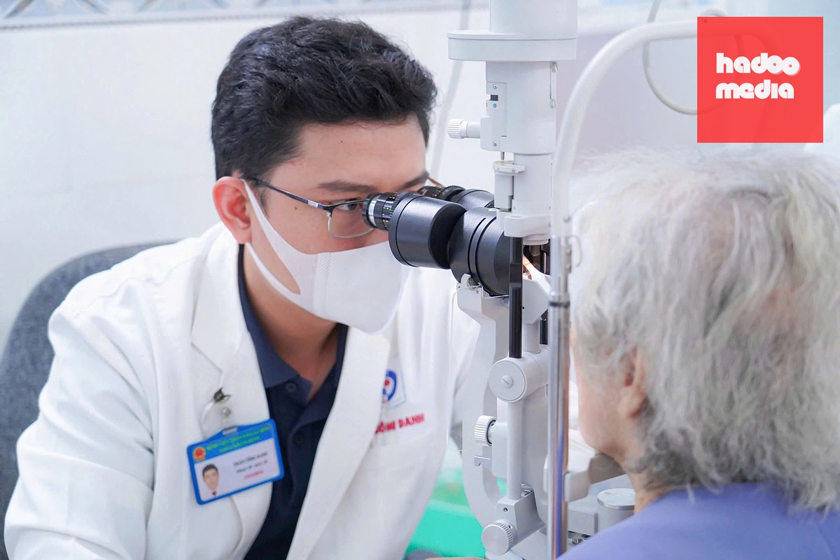 Bác sĩ Bệnh viện Nhân dân Gia Định đang kiểm tra thị lực cho người bệnh - Ảnh: Bệnh viện cung cấp