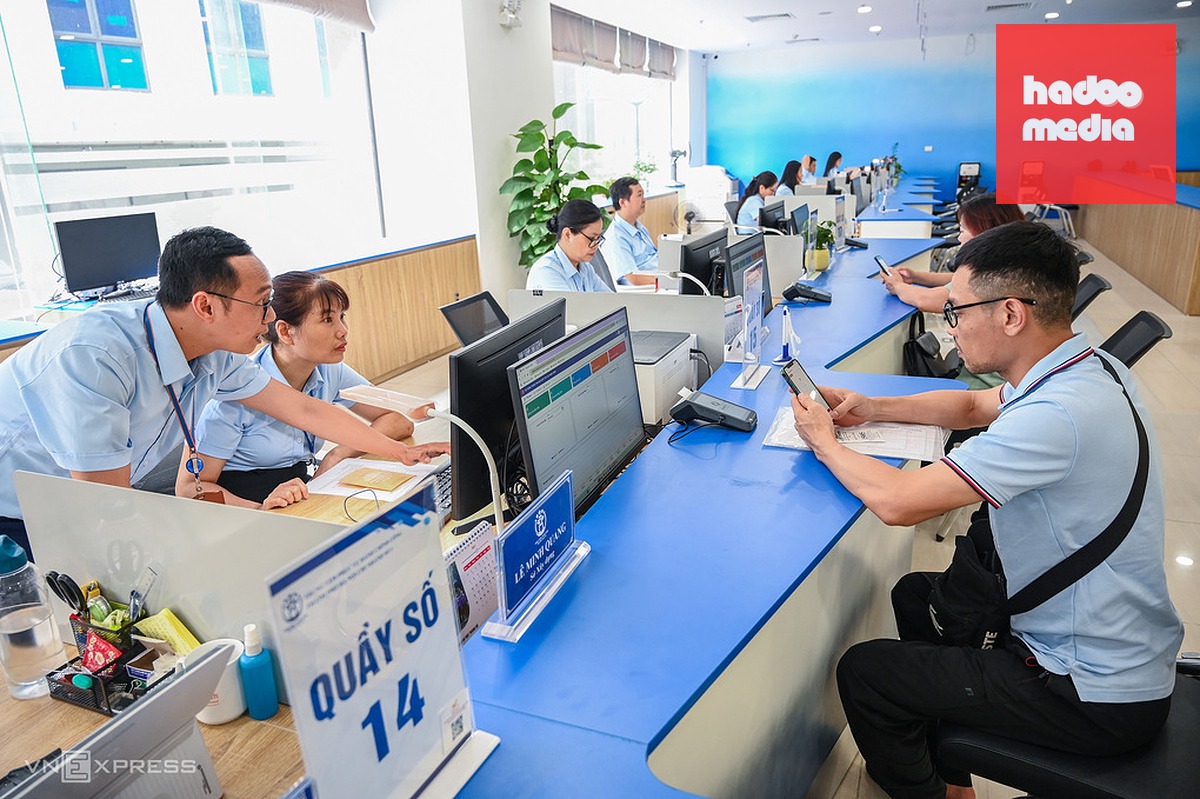 Người dân đến làm thủ tục hành chính tại Trung tâm phục vụ hành chính công TP Hà Nội. Ảnh: Giang Huy