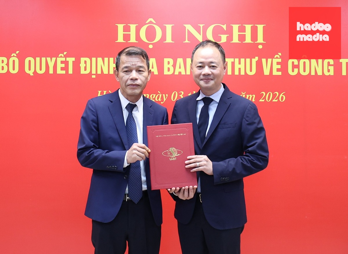 Chủ tịch Viện hàn lâm Khoa học và Công nghệ Việt Nam Trần Hồng Thái trao quyết định cho ông Vũ Thanh Mai (trái) - Ảnh: VAST
