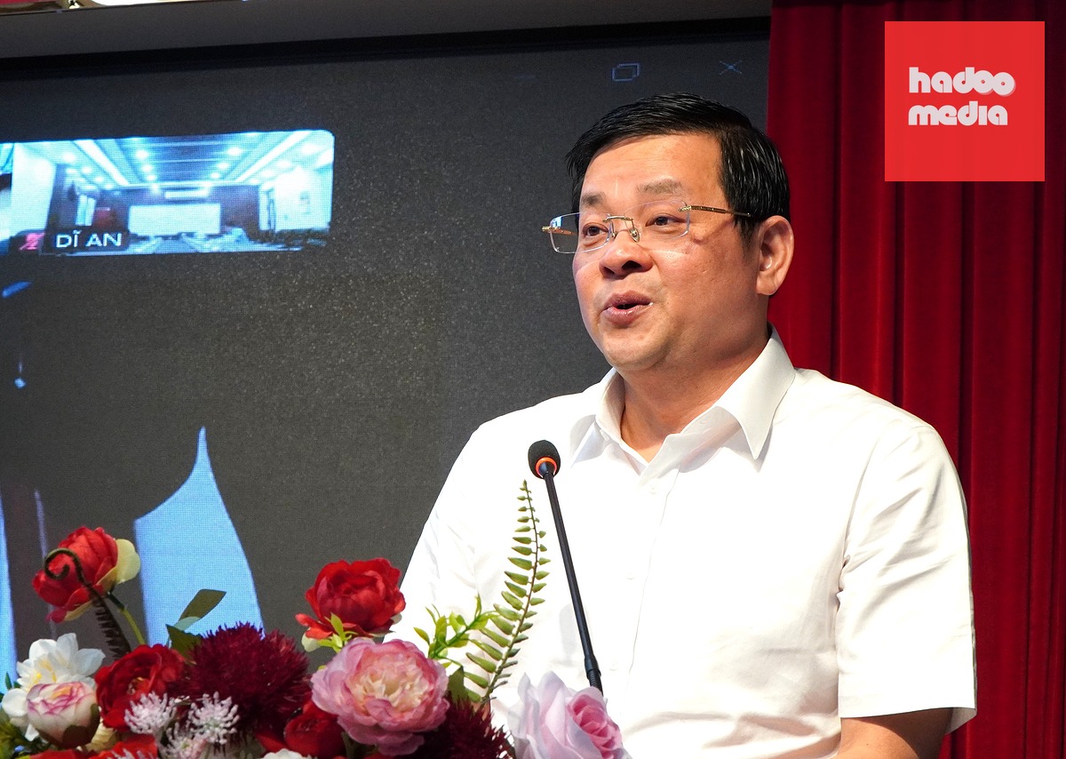 Giám đốc Sở Nông nghiệp và Môi trường Nguyễn Toàn Thắng chỉ đạo tại hội nghị về tách thửa - Ảnh: ÁI NHÂN