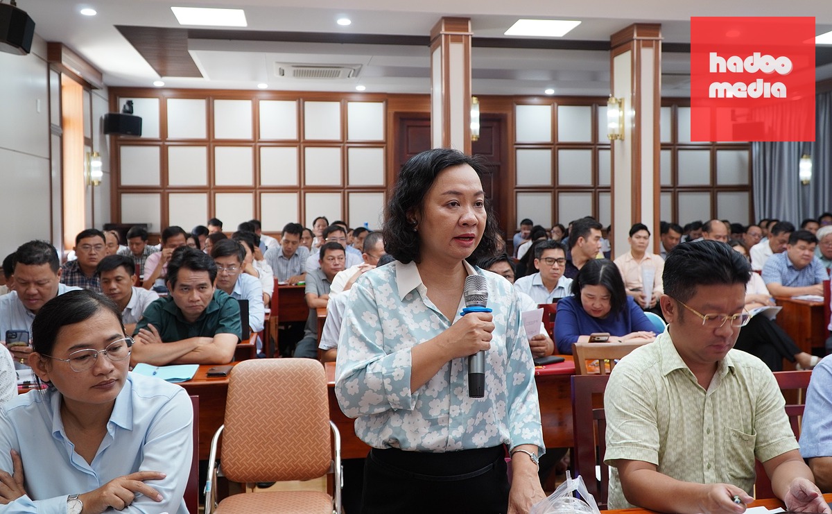 Bà Bùi Thị Bích Tuyền, Giám đốc Văn phòng đăng ký đất đai thành phố, góp ý kiến về triển khai quy định tách thửa - Ảnh: ÁI NHÂN