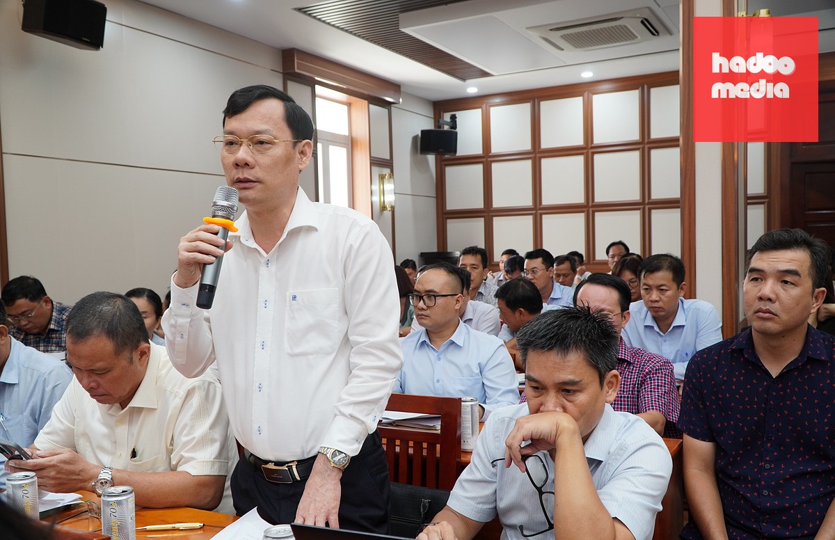 Đại diện các đơn vị đóng góp các ý kiến về thi hành quy định tách thửa - Ảnh: ÁI NHÂN