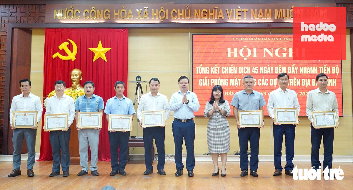 Chủ tịch UBND tỉnh Đắk Lắk Đỗ Hữu Huy và Phó chủ tịch thường trực UBND tỉnh Hồ Thị Nguyên Thảo trao bằng khen cho những cá nhân, tập thể xuất sắc trong thực hiện chiến dịch - Ảnh: TÂM AN