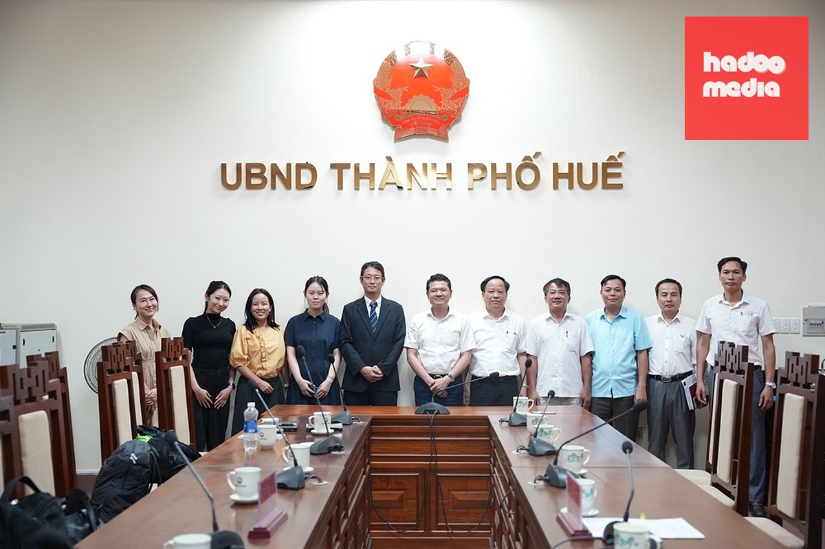 Lãnh đạo UBND thành phố Huế chụp ảnh với đoàn công tác JICA sau buổi làm việc về triển khai dự án cải thiện môi trường nước, chống ngập lụt cho bờ bắc sông Hương - Ảnh: NGỌC MINH