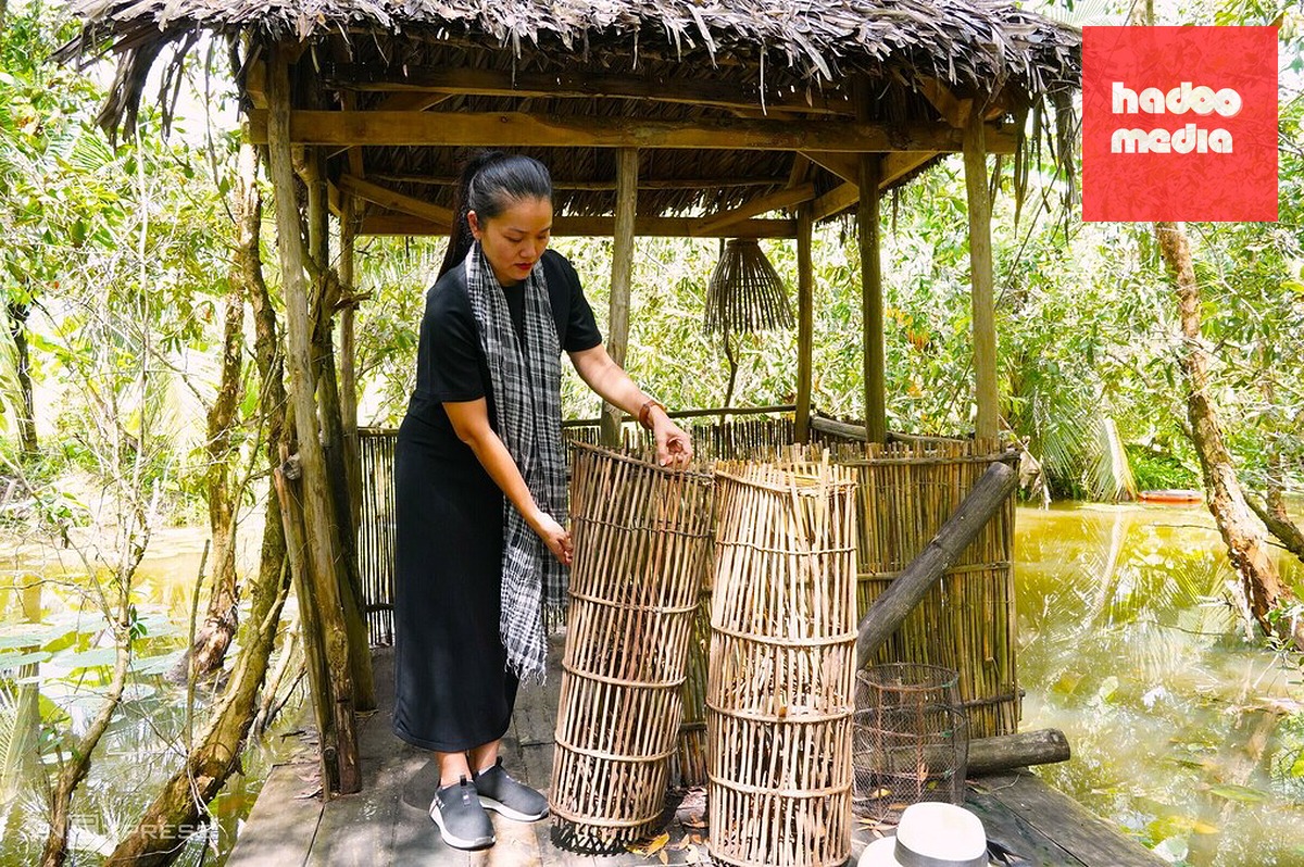 Chị Trang chăm chút từng vật dụng trong khu du lịch. Ảnh: Chúc Ly