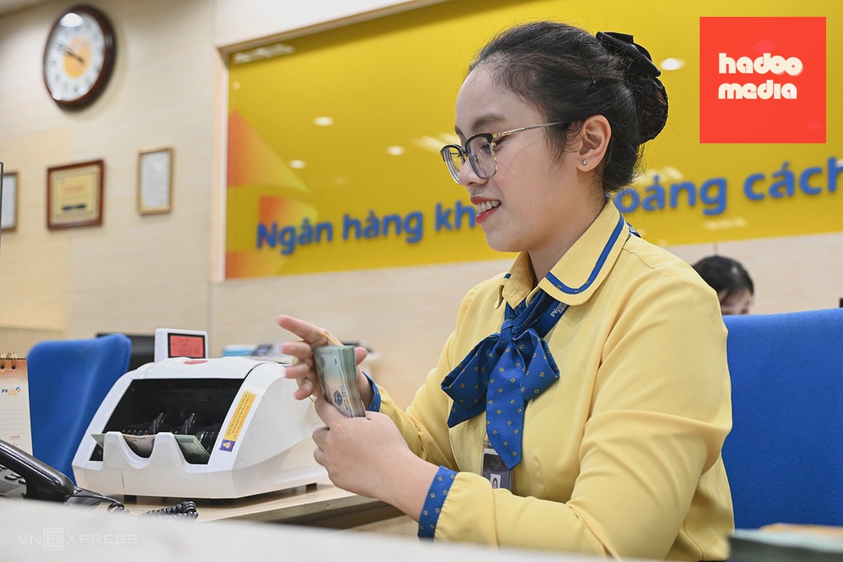 Giao dịch tại một ngân hàng thương mại. Ảnh: Giang Huy