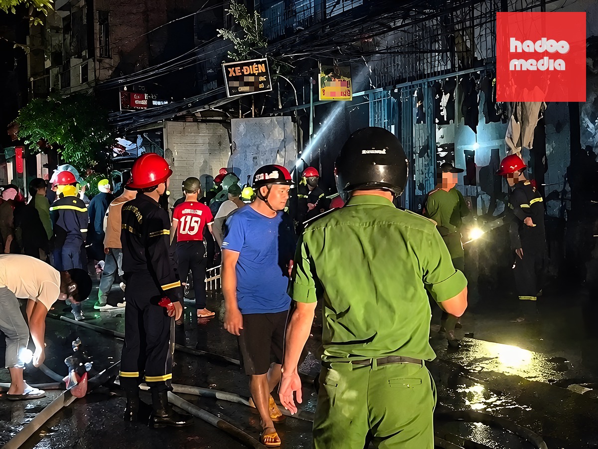 Lực lượng chức năng có mặt tại hiện trường để dập đám cháy - Ảnh: A.T.
