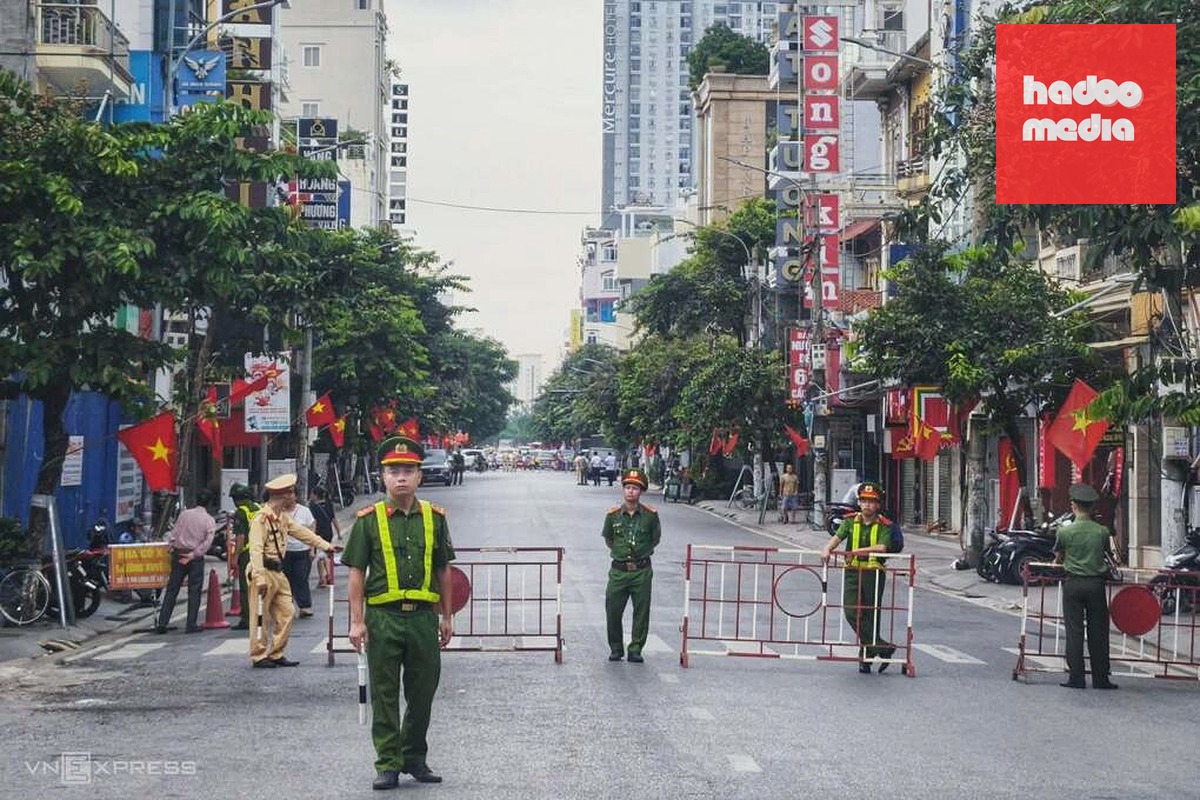 Công an rào chắn hai đầu đường để xử lý quả bom. Ảnh: Lê Tân