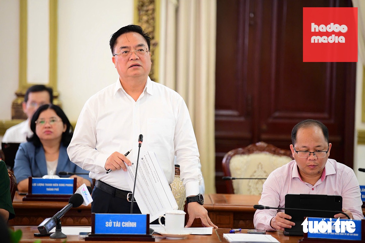Ông Hoàng Vũ Thảnh - Giám đốc Sở Tài chính TP.HCM - báo cáo tình hình kinh tế và xã hội tháng 8, nhiệm vụ tháng 9 - Ảnh: QUANG ĐỊNH