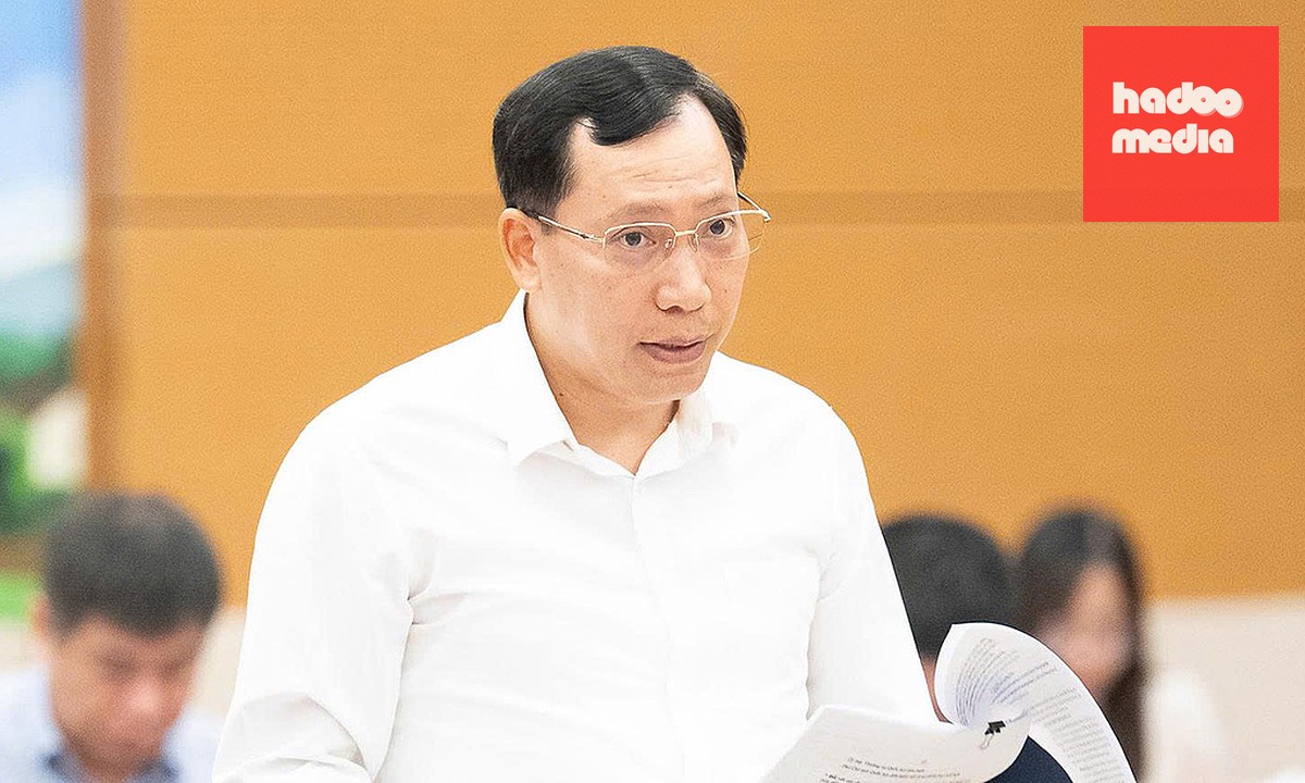 Thứ trưởng Công an Lê Văn Tuyến trình Ủy ban Thường vụ Quốc hội dự án Luật sửa đổi, bổ sung một số điều của Luật Quản lý, sử dụng vũ khí, vật liệu nổ và công cụ hỗ trợ và Luật Phòng cháy, chữa cháy và cứu nạn, cứu hộ, sáng 4/9. Ảnh: Cổng TTĐT Quốc hội