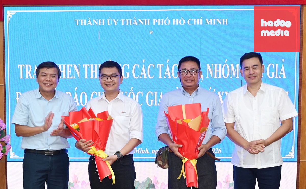 Ông Phạm Quý Trọng, Phó vụ trưởng Vụ Địa phương 3, Ban Tuyên giáo Trung ương (bìa phải) và ông Tăng Hữu Phong, Phó trưởng Ban Tuyên giáo Thành ủy TP.HCM (bìa trái) trao hoa chúc mừng cho các tác giả đoạt giải A và B Giải báo chí quốc gia lần thứ XX, năm 2025 - Ảnh: MINH TIẾN