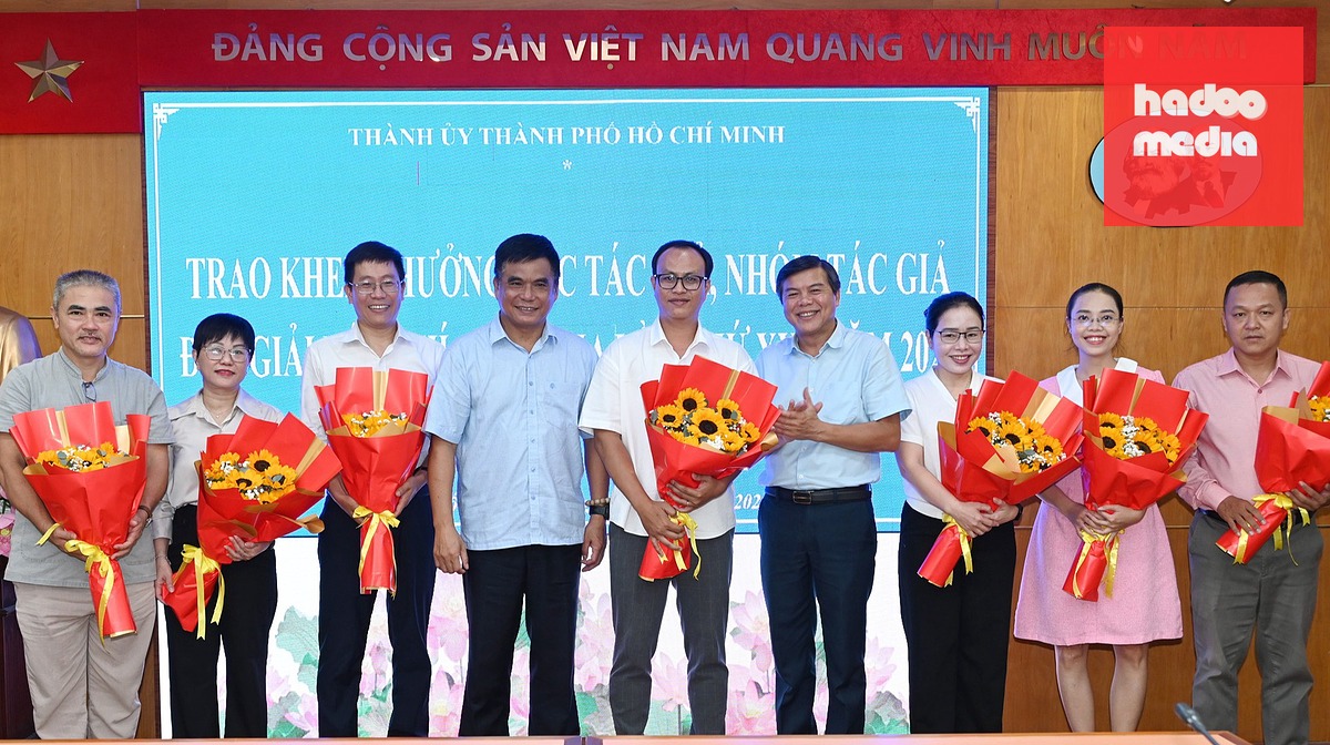 Ông Tăng Hữu Phong, Phó trưởng Ban Tuyên giáo Thành ủy TP.HCM (thứ 4 từ phải qua) và ông Cao Anh Minh, Phó tổng giám đốc Cơ quan Báo, Phát thanh và Truyền hình TP.HCM, Tổng giám đốc Đài Phát thanh và Truyền hình TP.HCM (thứ tư từ trái qua) trao hoa chúc mừng cho các tác giả đoạt giải C Giải báo chí quốc gia lần thứ XX, năm 2025. Báo Tuổi Trẻ đoạt giải C với loạt 4 bài: Thế giới ngầm lòng đường, vỉa hè ở TP.HCM - Ảnh: MINH TIẾN