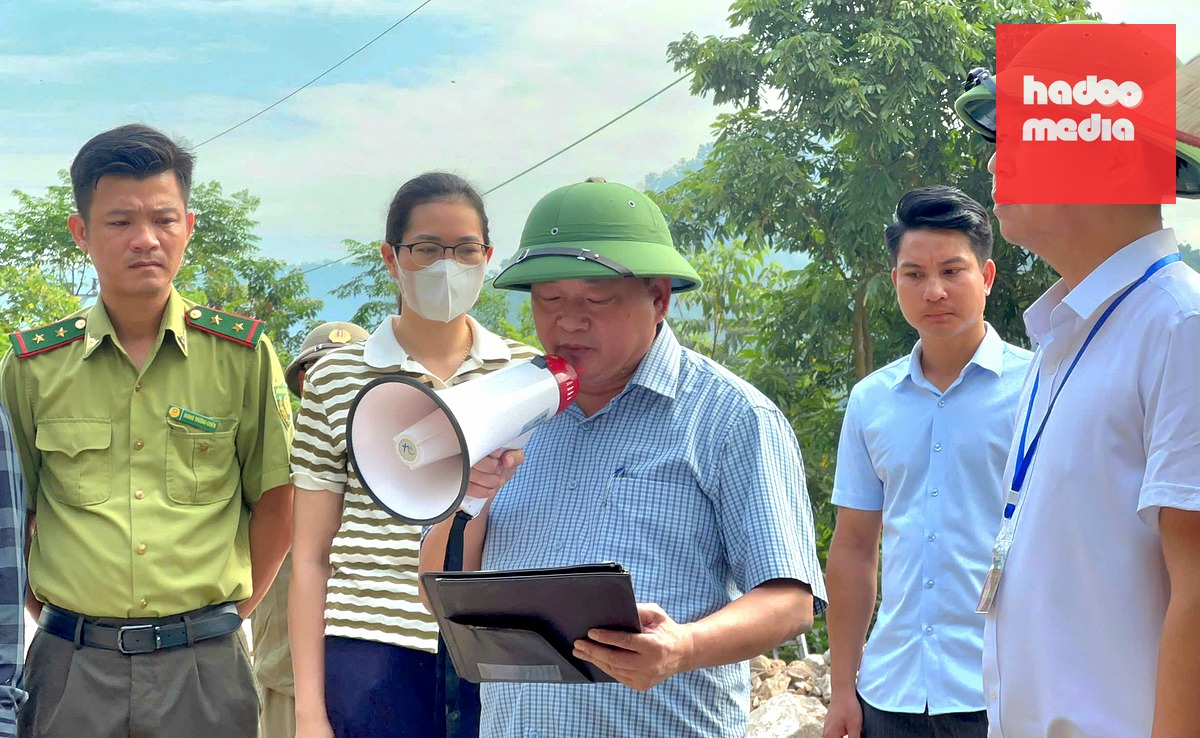 Đúng 8h sáng, lực lượng chức năng xã Kim Anh đọc thông báo cưỡng chế phá dỡ công trình SOLARA Đồng Đò - Ảnh: Đ.T.