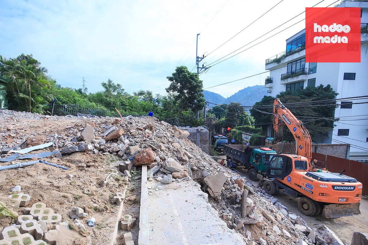 Ô tô tải được huy động để chở trạc thải xây dựng sau phá dỡ ra khỏi hiện trường - Ảnh: Đ.T.
