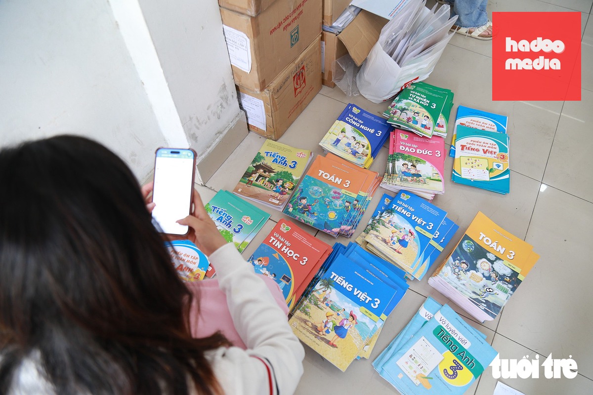 Sách được bày trên nền để phụ huynh tìm kiếm - Ảnh: CHÂU SA