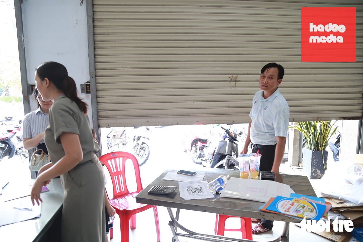 Nhân viên tạm đóng cửa văn phòng các thời điểm quá tải - Ảnh: CHÂU SA