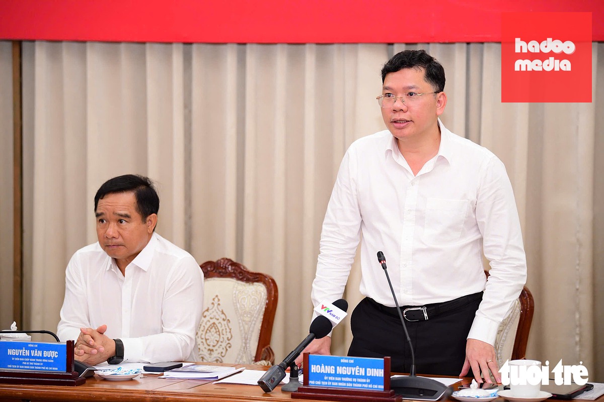 Phó chủ tịch UBND TP.HCM Hoàng Nguyên Dinh trao đổi tại cuộc họp kinh tế và xã hội tháng 8, nhiệm vụ tháng 9 diễn ra ngày 4-9 - Ảnh: QUANG ĐỊNH
