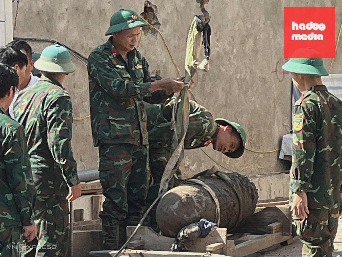 Quả bom nặng 300 kg được công binh xử lý an toàn. Ảnh: Lê Tân