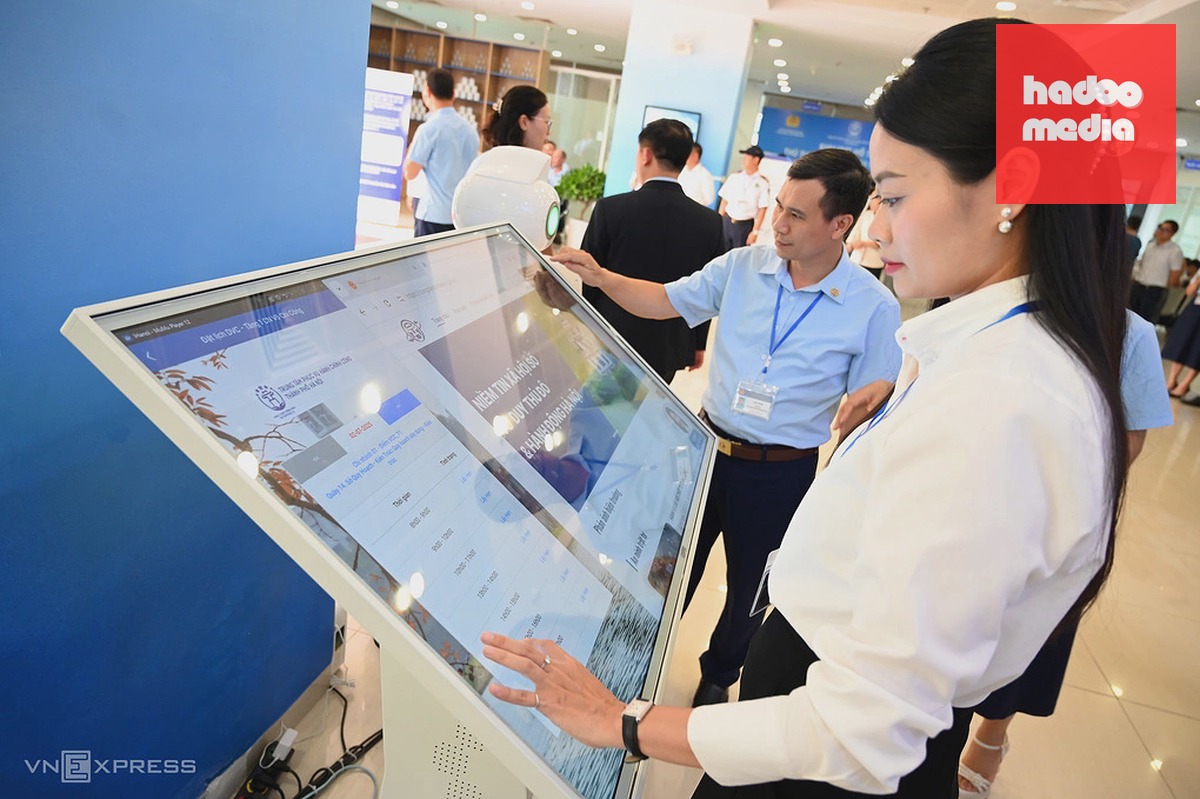 Người dân đến làm thủ tục hành chính tại Trung tâm phục vụ hành chính công TP Hà Nội, tháng 7/2025. Ảnh: Giang Huy