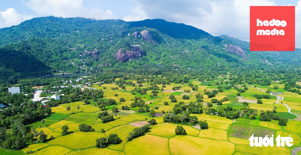 Cảnh núi non hùng vĩ ở xã Tri Tôn (tỉnh An Giang) thu hút du khách đến tham quan, chụp ảnh - Ảnh: CHÍ CÔNG
