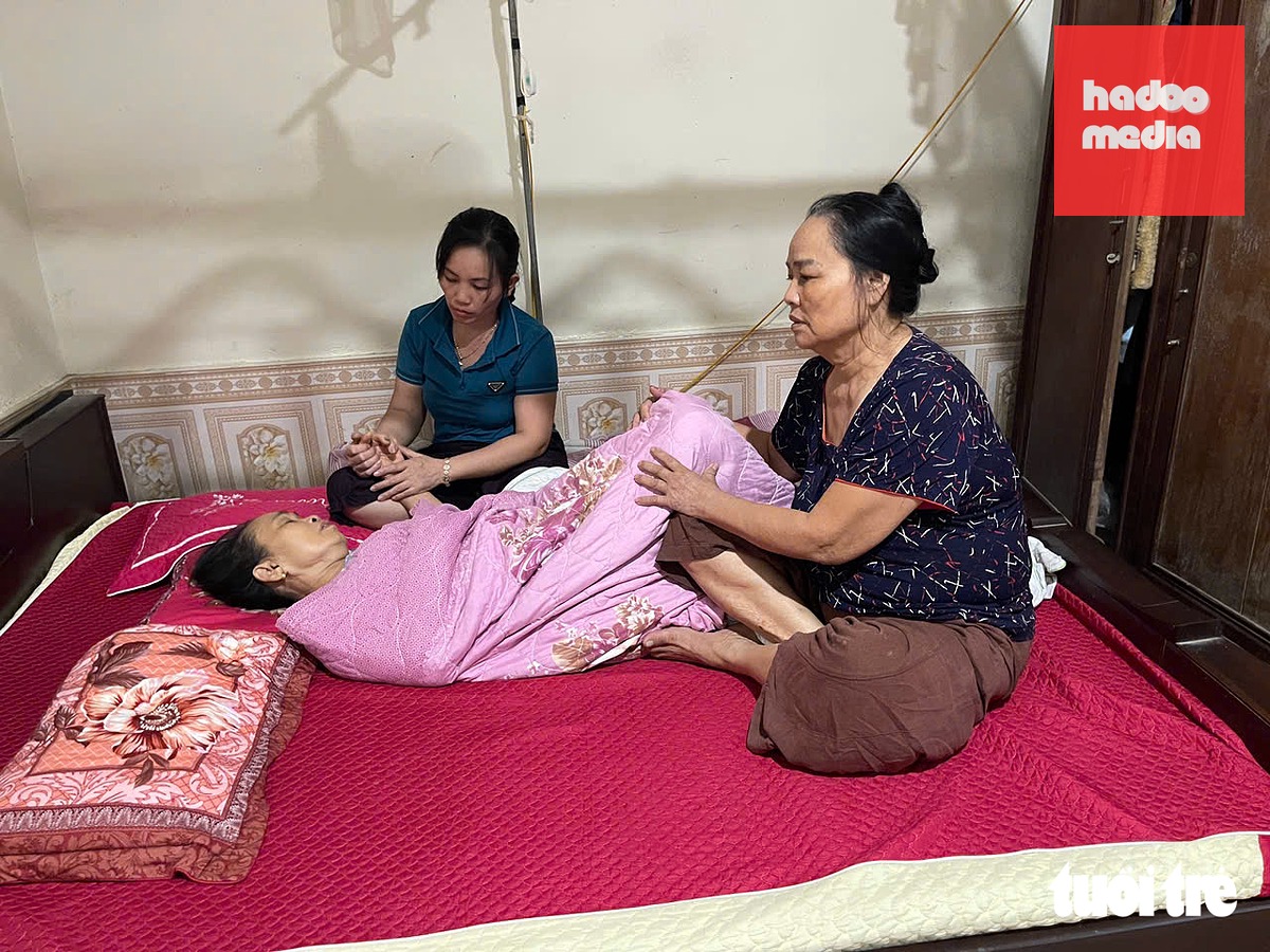 Bà Lê Thị Hằng - mẹ anh Q. - khóc ngất từ khi biết tin các con, cháu bị sát hại - Ảnh: DOÃN HÒA