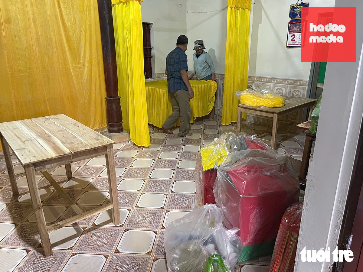 Người thân chuẩn bị lo hậu sự cho ba mẹ con chị M. - Ảnh: DOÃN HÒA