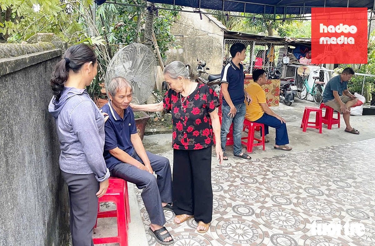 Bà con chòm xóm tới thăm hỏi, động viên gia đình bà Hằng - Ảnh: DOÃN HÒA