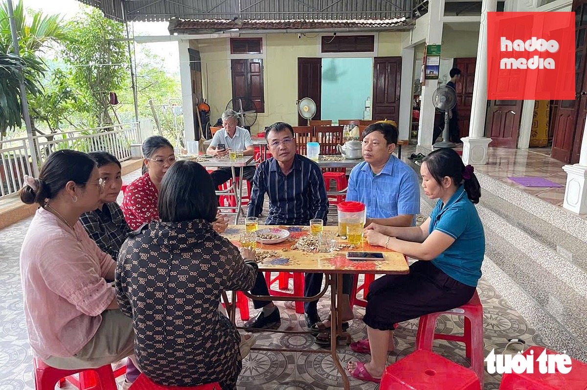 Đại diện chính quyền xã Giai Lạc, Nghệ An tới thăm hỏi, động viên gia đình các nạn nhân - Ảnh: DOÃN HÒA