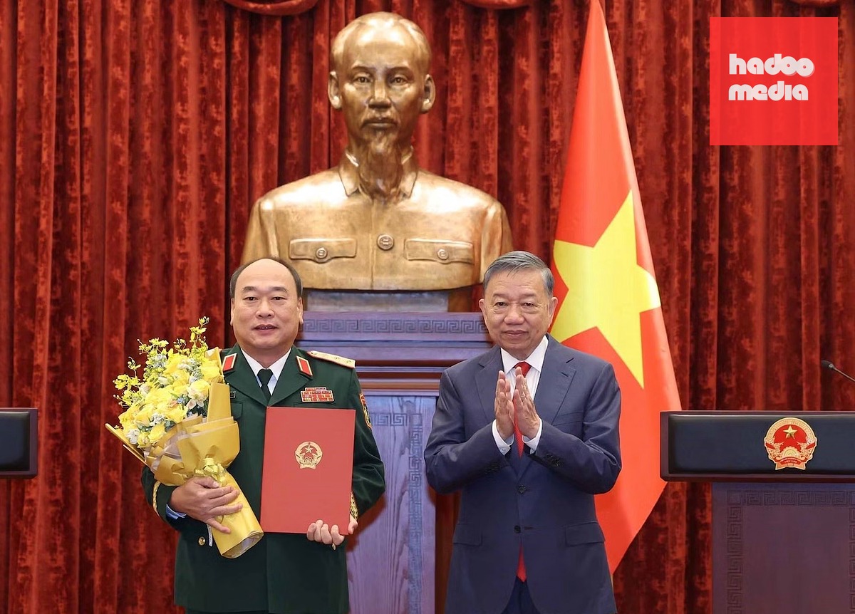 Tổng Bí thư, Chủ tịch nước Tô Lâm trao quyết định thăng quân hàm từ Trung tướng lên Thượng tướng với Phó tổng tham mưu trưởng Quân đội nhân dân Việt Nam Lê Quang Đạo - Ảnh: TTXVN