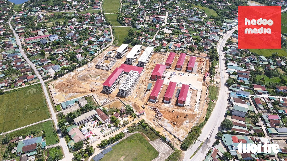 Trường phổ thông nội trú liên cấp tiểu học và THCS ở xã Anh Sơn, Nghệ An được xây dựng mới bên quốc lộ 7 - Ảnh: DOÃN HÒA