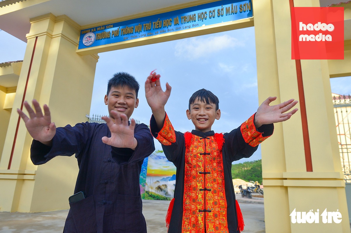 Em Hoàng Nhật Tiến (bên trái) - lớp 6A4, dân tộc Tày và em Chu Hoàng Anh Tú - lớp 6A4, dân tộc Dao - vui mừng khi được học trong ngôi trường mới - Ảnh: PHÚC TÀI
