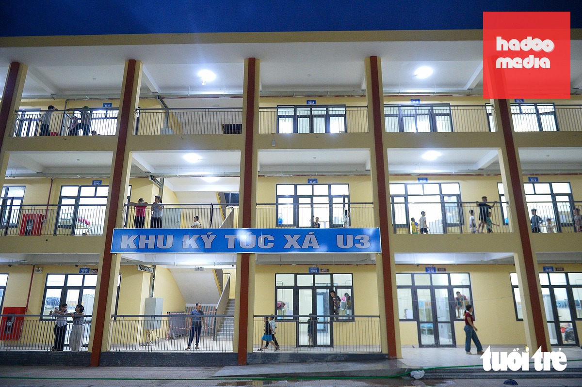 Buổi tối, dãy nhà ký túc xá sáng đèn, các em học sinh đã vào ở trong ngôi nhà mới đầy đủ tiện nghi - Ảnh: PHÚC TÀI