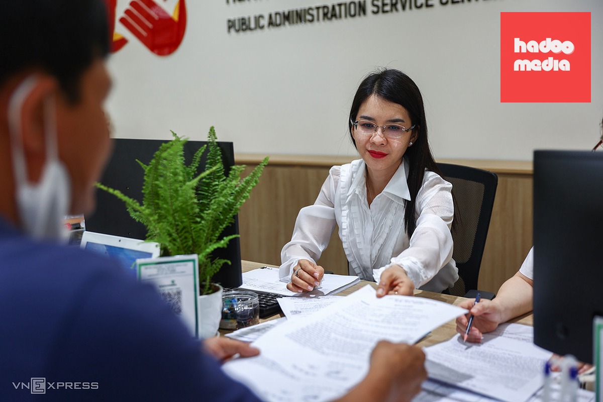 Cán bộ giải quyết thủ tục hành chính cho người dân tại Trung tâm hành chính công phường Thủ Đức, TP HCM. Ảnh: Quỳnh Trần