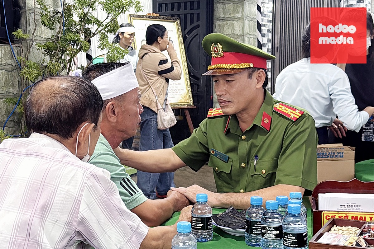 Lực lượng chức năng, người thân, hàng xóm, bạn bè và cả những người không quen biết đến thăm hỏi, động viên thân nhân người bị hại - Ảnh: A LỘC