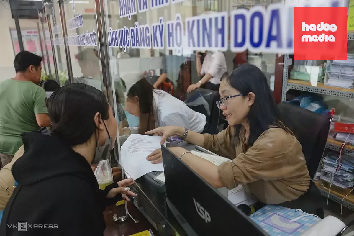 Người dân làm thủ tục đăng ký kinh doanh tại một trung tâm hành chính công. Ảnh: Đình Văn
