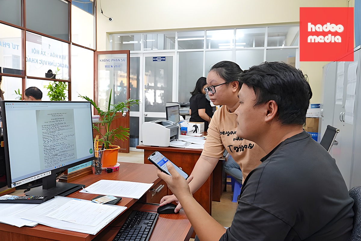 Người dân làm thủ tục hành chính online tại TP.HCM - Ảnh: HỮU HẠNH