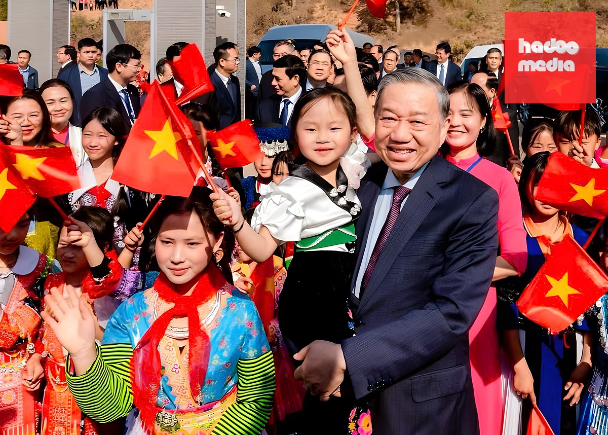 Tổng Bí thư, Chủ tịch nước Tô Lâm cùng các em học sinh tại lễ khánh thành Trường phổ thông dân tộc nội trú liên cấp tiểu học, THCS Si Pa Phìn (Điện Biên) - Ảnh: D.X.