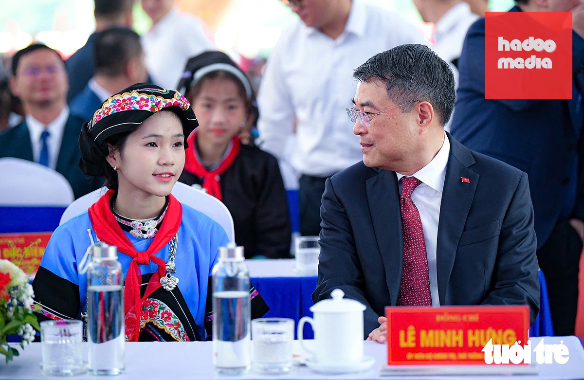 Thủ tướng Lê Minh Hưng trò chuyện cùng em Vàng Chín Hiền, cô học trò lớp 9A1, dân tộc Bố Y  - Ảnh: NAM TRẦN
